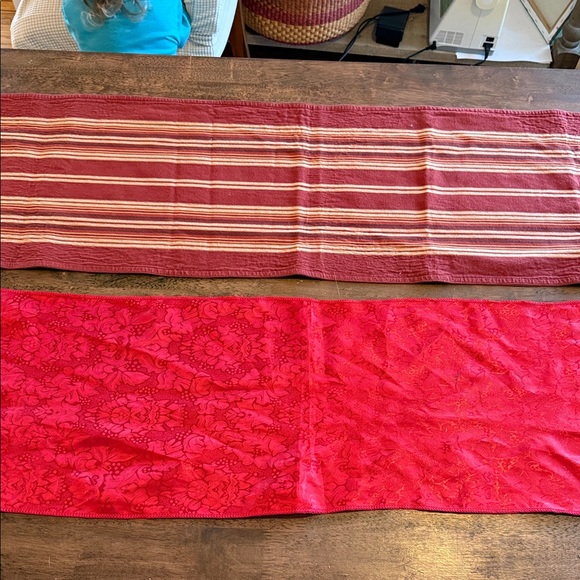 Elegant Red Table Runner Set - Picture 2 of 3